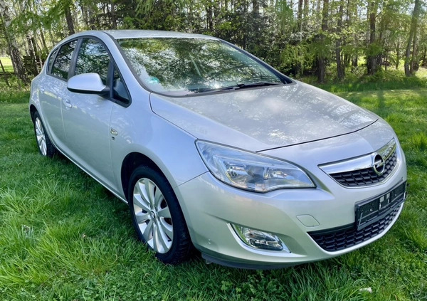 Opel Astra cena 25900 przebieg: 133150, rok produkcji 2012 z Krosno małe 121